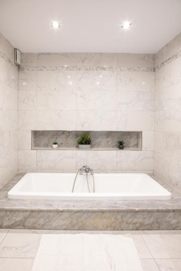 Entire Luxury Sliema Townhouse Steps From Beach エクステリア 写真